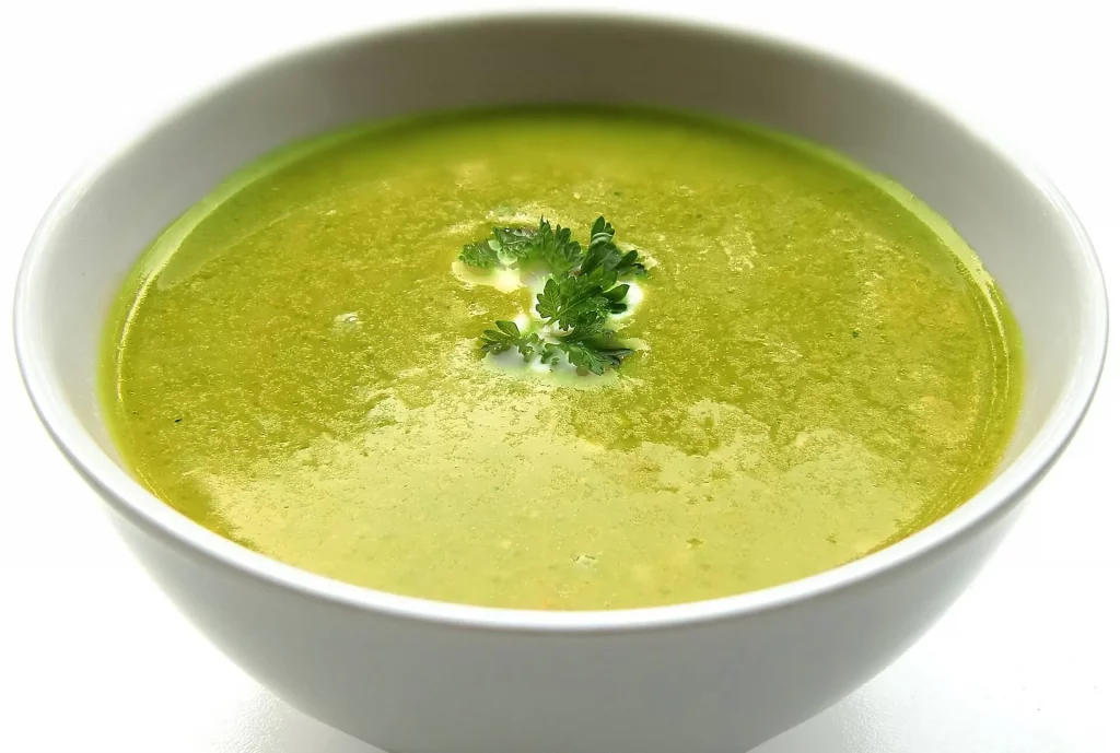 Zeleninová polievka s karfiolom a brokolicou ako diétna večera