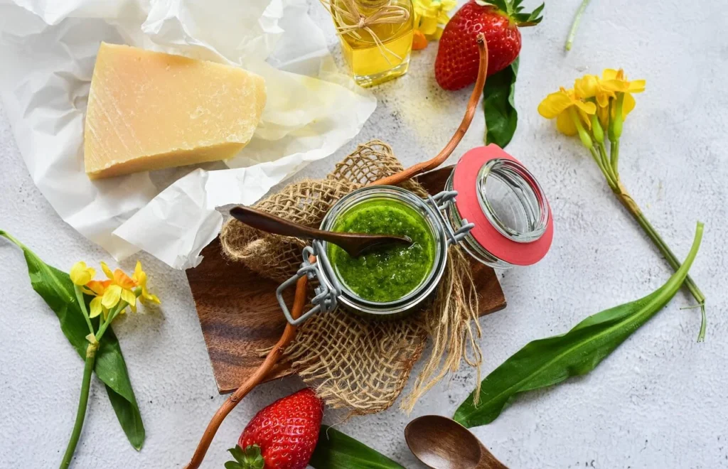 Pesto medvedi cesnak s parmezánom