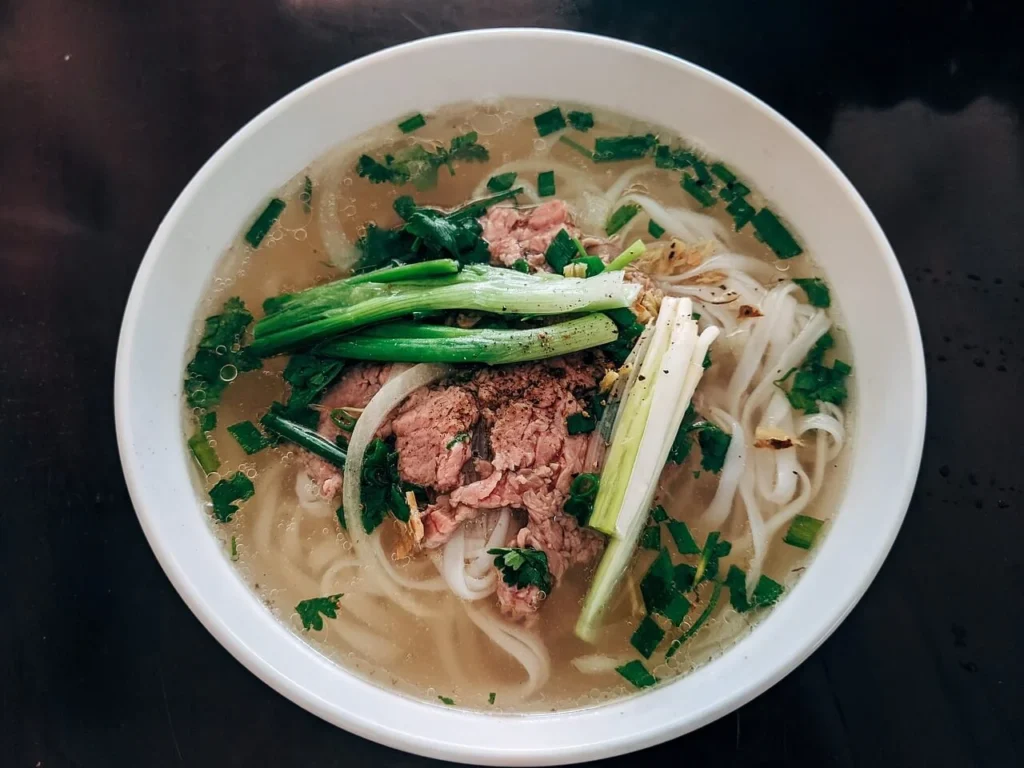 Vietnamská polievka Pho s hovädzím mäsom a bylinkami