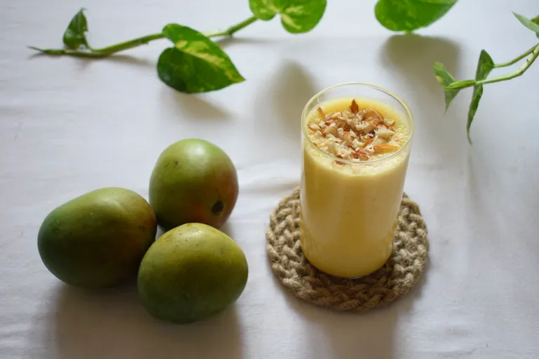 Exotické ovocné smoothie s mangom a ananásom
