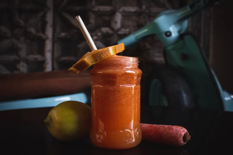 Zeleninové smoothie s mrkvou a pomarančom