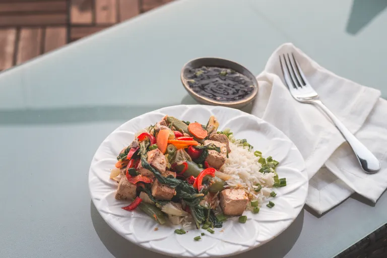 Vyprážané tofu so zeleninou a ryžou