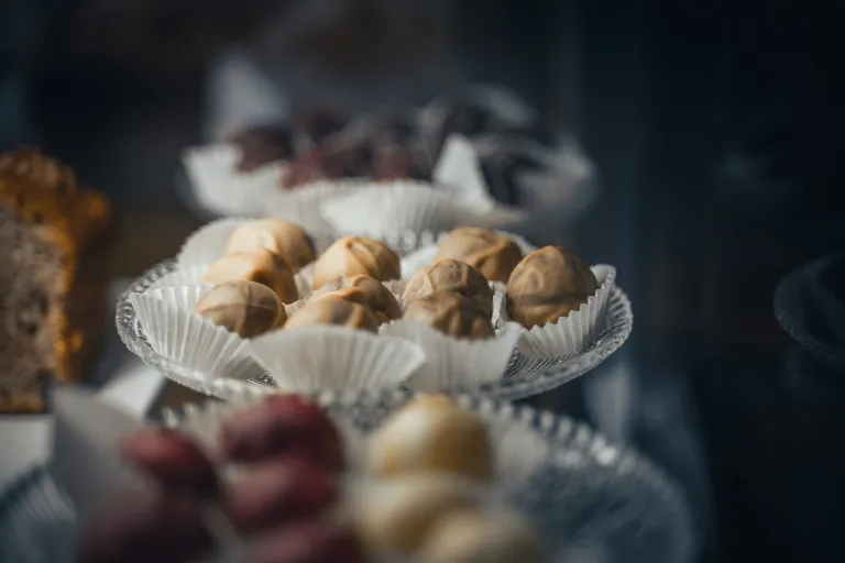 Avokádové pralinky so škoricovým chrumkaním
